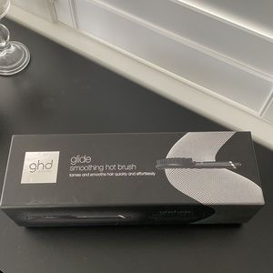 NIB GHD Glide smoothing Professional Hot Brush